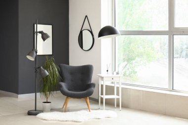 modern oturma odası siyah koltuk ve lamba ile iç