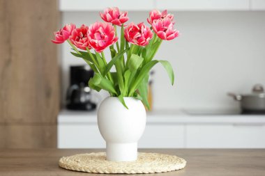 Mutfaktaki masada laleli vazo.