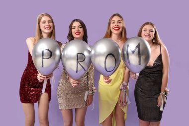 Leylak arkaplanıyla ilgili balon tutan genç kadınlar