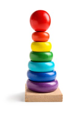 Tahta renkli oyuncak piramidi beyaz arka planda izole edilmiş. Çocuk Bayramı kutlaması