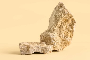 Soluk turuncu arka planda dekoratif taş podyumlar