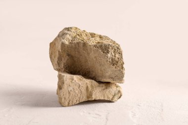 Beyaz desenli masa üzerindeki dekoratif taş podyumlar