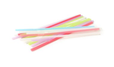 Beyaz arkaplanda farklı plastik pipetler