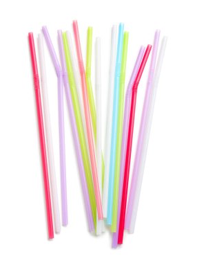 Beyaz arkaplanda farklı plastik pipetler