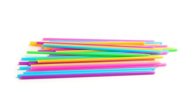 Beyaz arkaplanda farklı plastik pipetler