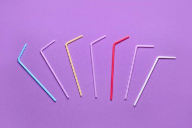 Mor arkaplanda farklı plastik pipetler