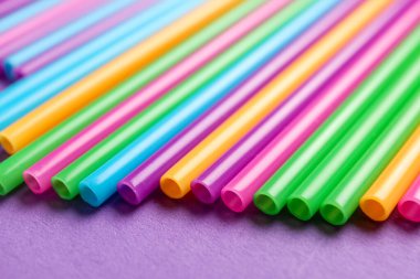 Mor arkaplanda farklı plastik pipetler