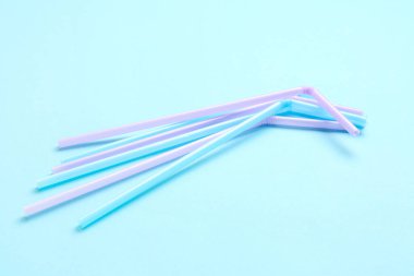 Mavi arkaplanda farklı plastik pipetler