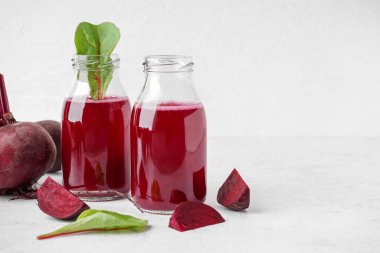 Hafif arka planda taze pancar suyu şişeleri