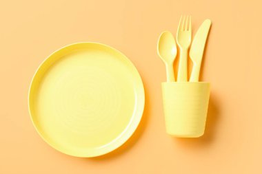 Soluk turuncu arka planda bebek için farklı yemek tabakları