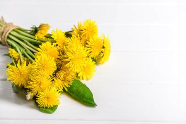 Hafif ahşap arka planda güzel karahindiba çiçekleri.