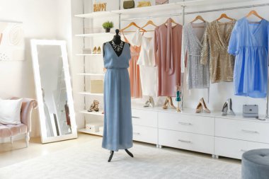 Manken ve balo elbiseli butiğin içi.