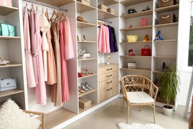 Balo elbiseli, ayakkabılı ve çantalı butiğin içi.