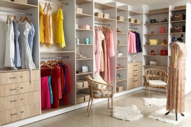 Manken ve balo elbiseli butiğin içi.