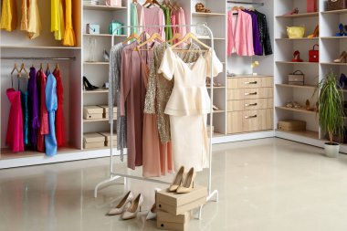 Güzel balo elbiseleriyle butikte sıraya girin.