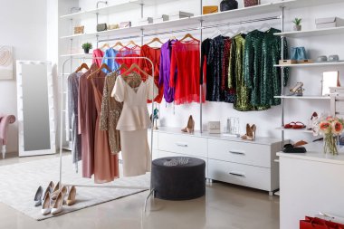 Güzel balo elbiseleriyle butikte sıraya girin.