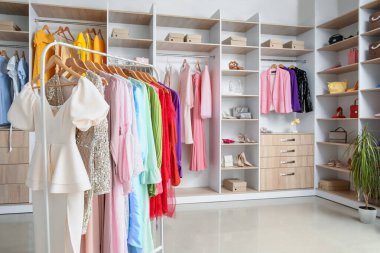 Güzel balo elbiseleriyle butikte sıraya girin.