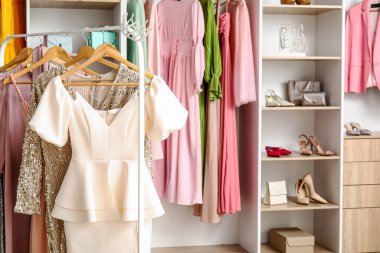 Güzel balo elbiseleriyle butikte sıraya girin.