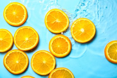 Mavi zemin üzerinde taze portakal dilimleri