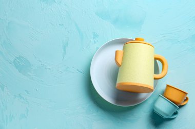 Bardaklı tabak ve çaydanlık grunge blue background 'daki bebek için.