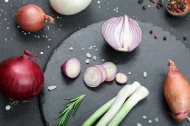 Grunge siyah arkaplanda farklı soğan türleri olan tahta