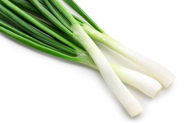 Beyaz arkaplanda taze yeşil soğan