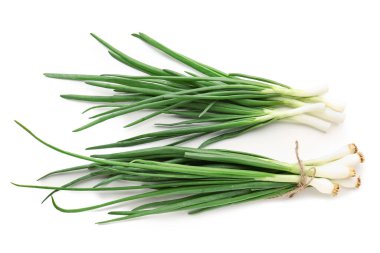 Beyaz arkaplanda taze yeşil soğan