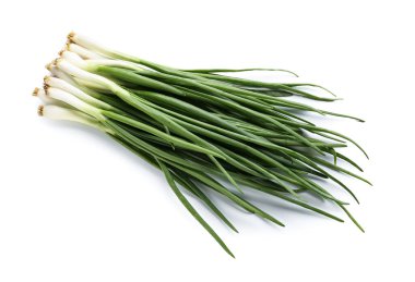 Beyaz arkaplanda taze yeşil soğan