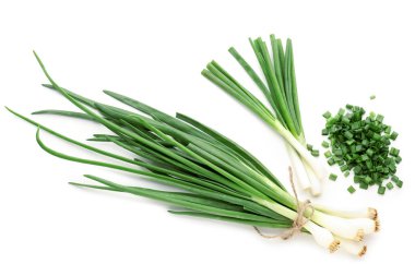 Beyaz arka planda taze yeşil soğan dilimleri