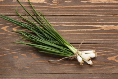 Ahşap zemin üzerinde taze yeşil soğan