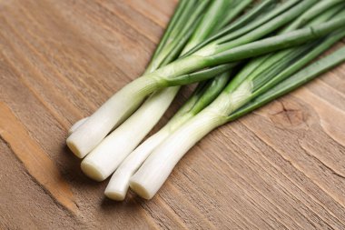 Ahşap zemin üzerinde taze yeşil soğan