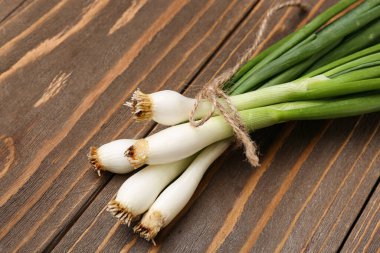 Ahşap zemin üzerinde taze yeşil soğan