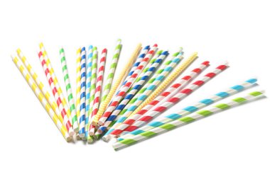 Beyaz arka planda farklı kağıt içme çubukları