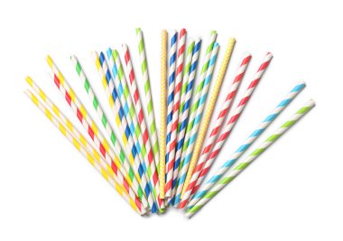 Beyaz arka planda farklı kağıt içme çubukları