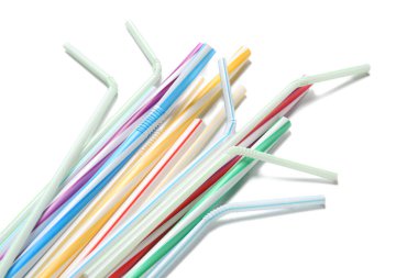 Beyaz arka planda farklı plastik pipetler