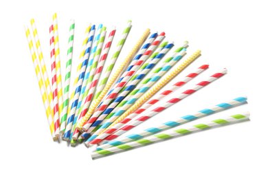 Beyaz arka planda farklı kağıt içme çubukları