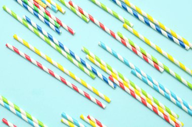 Mavi arka planda farklı kağıt içme pipetleri