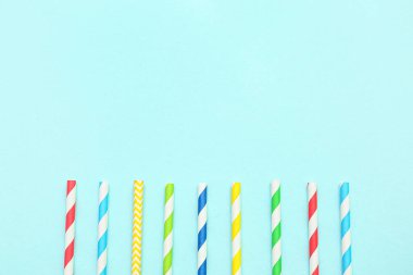 Mavi arka planda farklı kağıt içme pipetleri