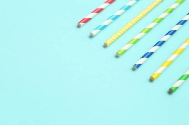 Mavi arka planda farklı kağıt içme pipetleri