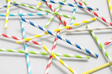 Mavi arka planda farklı kağıt içme pipetleri