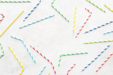 Farklı kâğıtlardan yapılmış çerçeve beyaz arkaplanda pipet içiyor