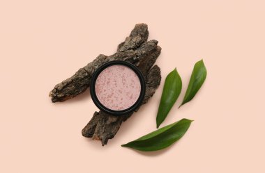 Renk arkaplanında fosforlu, ağaç kabuklu ve bitki yapraklı kompozisyon