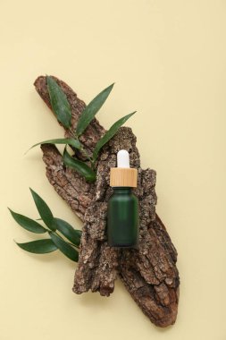 Gerekli yağ, ağaç kabuğu ve bitki yapraklarıyla renklendirilmiş bileşim