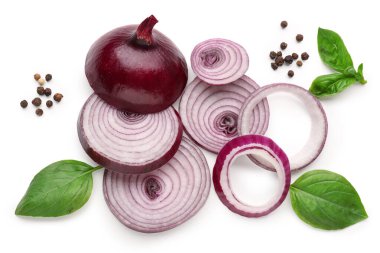 Beyaz arka planda taze soğan dilimleri ve baharatlarla kompozisyon