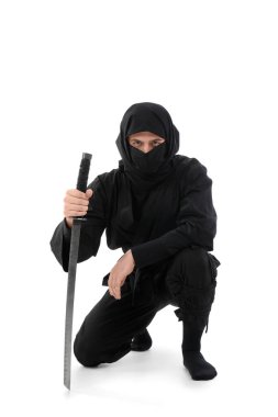 Beyaz arka planda kılıç taşıyan erkek ninja.