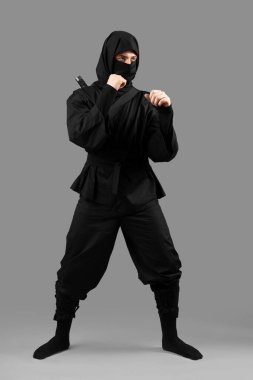 Gri arkaplanda erkek ninja