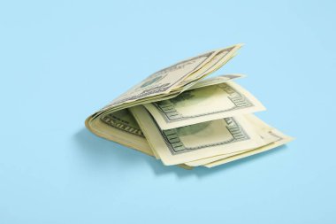 Mavi arka planda 100 dolarlık banknotlar