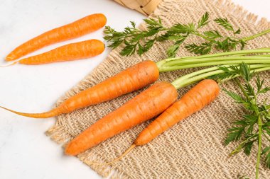 Beyaz arka planda taze havuç