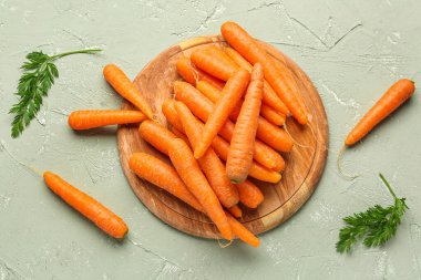 Yeşil zemin üzerinde taze havuç olan tahta