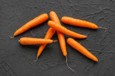 Siyah arka planda bir sürü taze havuç